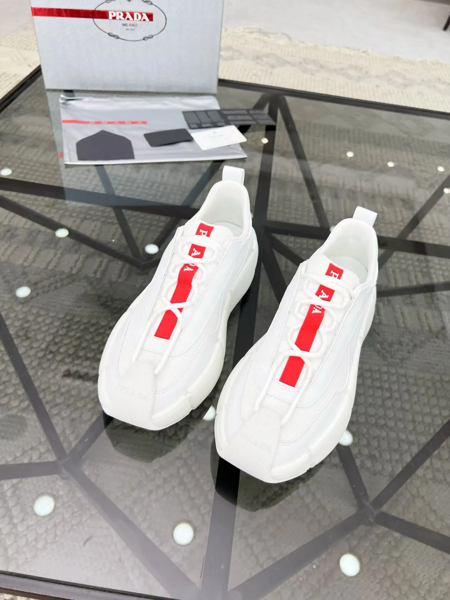 Factory price: 480💰Prada new men's leather sports shoes, the highest version on the market, any comparison is welcome🆚! The original leather has excellent texture and is super high-end! Fetal sheep net lining imported from Italy, removable pad! Luxurious materials and fine workmanship, highly recommended! Code number: 38-44, customized 45